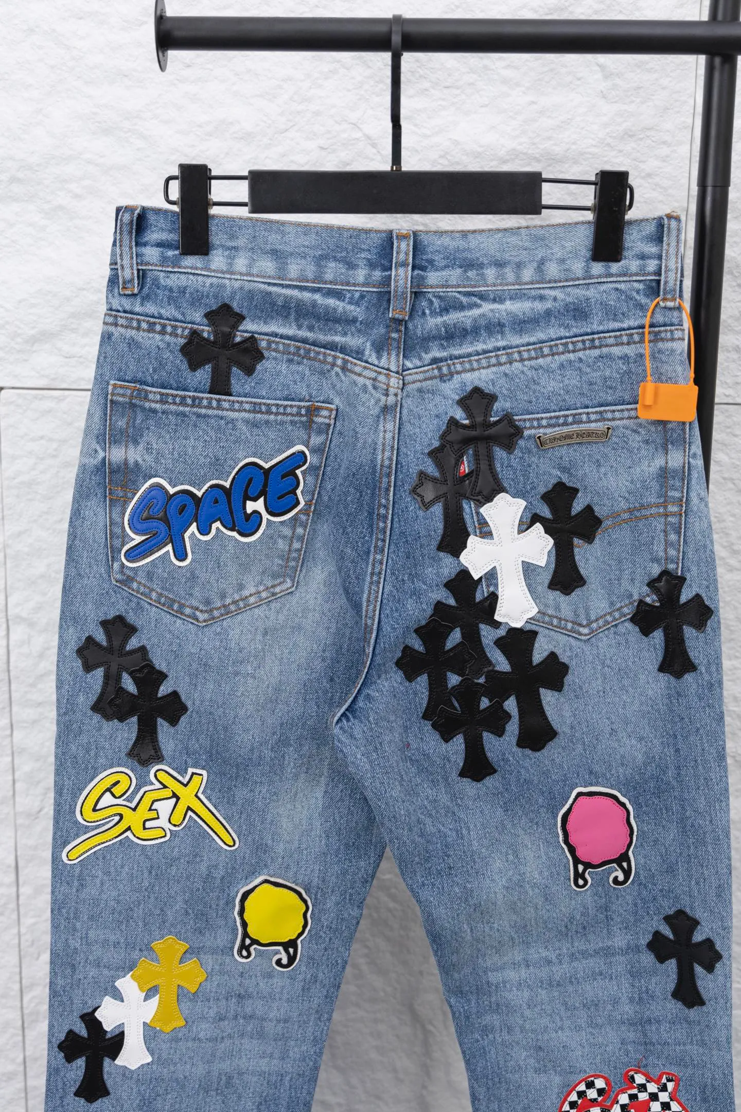P320 model number/F095 CH Chromehearts blue graffiti cross patchwork leather heavy-duty cow king jeans, cabinet price 34W level, patchwork cross pattern embellishment, washed jeans! ! An absolutely high-end luxury product, a 1.9W-level god-level single product, a super popular product, made by top heavy industry, a magic weapon that cannot be missed!  [About Zangyin] This is an extremely luxurious fashion brand that can also be called the aristocracy of the high street. It has always been an exclusive brand for some hipsters or rich second generations. Compared with ordinary high streets, it is more luxurious and noble. Compared with luxury brands, it is more fashionable and individual. It has always been a brand that I have a special liking for. [Top heavy industry fashion design] Consistently high-street luxury style. Speaking of this style, the Zangyin family and GU family are definitely the leading representative brands. Especially the Zangyin family has really achieved a state-of-the-art effect in creating high-street style. The unique washed material is used to create this style. The color system is already quite eye-catching. After it is decorated with patchwork cross flowers, it cleverly highlights the charm of the brand. Secondly, this style uses classic The high-waist cutting design highlights the long legs and fashionable temperament of the upper body. The brand is highly recognizable and the slim fit configuration is more suitable for daily wear. It is a product that interprets personality, fashion, and specifications at a glance. This single product is enough to make any fan excited. It can be a white T-shirt for a youthful college style, or a tight suspender for a royal style. It has strong matching ability and can be easily controlled by men.   [Materials and craftsmanship] Needless to say, this point goes without saying. As an excellent craftsman brand, Zangyin’s requirements for details and craftsmanship are really perfect. The washed color of this model has gone through so many processes, not to mention the embellishment of denim appliques. It is also purely hand-made and sewn. Just like what they believe in, only hand-made things have soul and have the meaning of wear. A top-notch heavy-duty fashionable denim item, I look forward to your perfect interpretation! !   Color: Blue Version: Loose